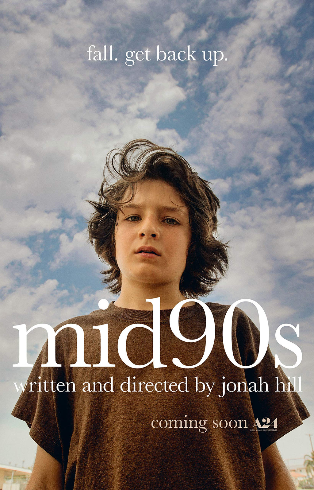 Affiche du film Mid90s avec un jeune garçon regardant vers le bas sous un ciel nuageux, ambiance nostalgique et réaliste, film A24 réalisé par Jonah Hill.