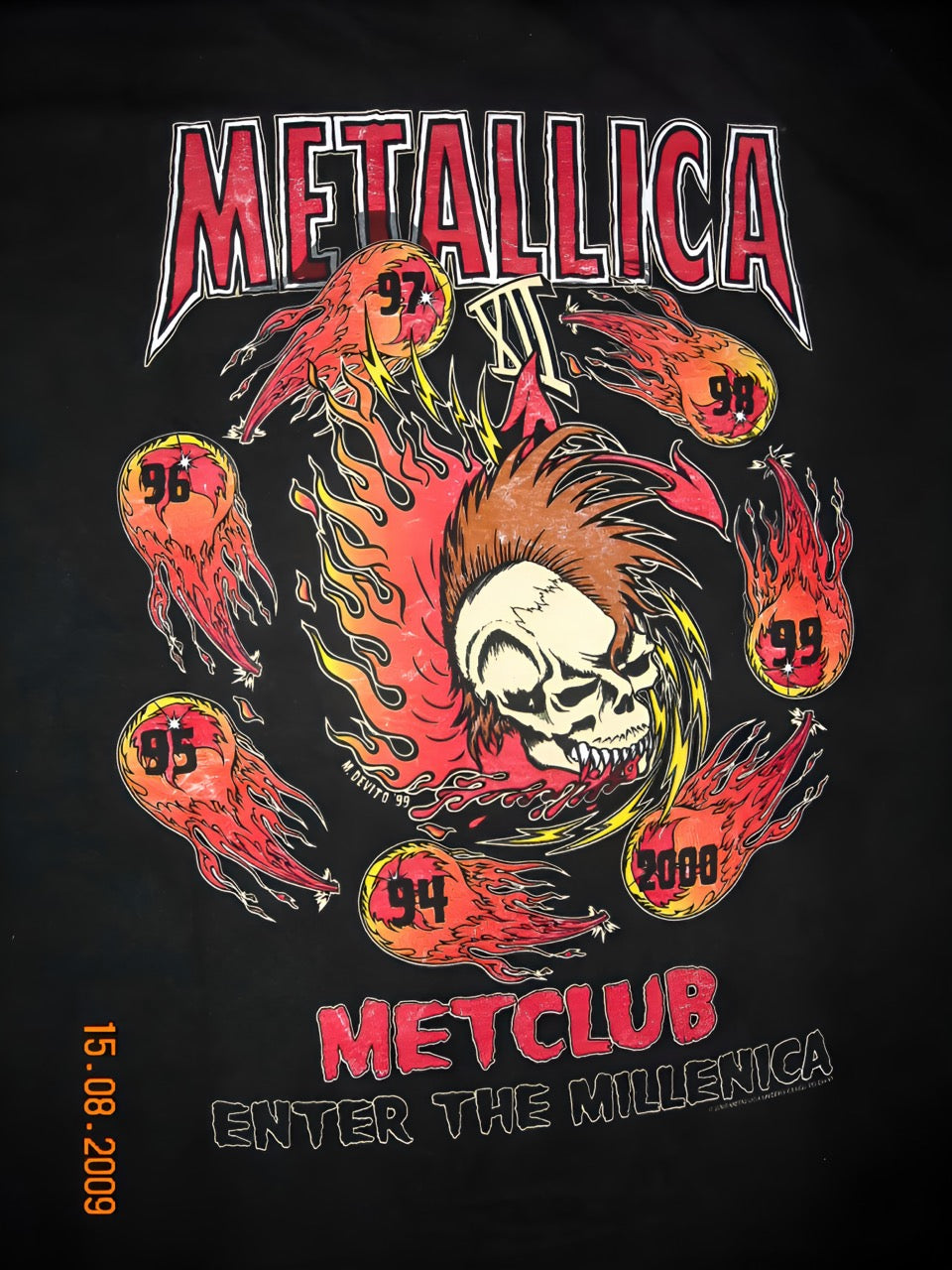 Affiche représentant Metallica avec le visuel MetClub "Enter the Millenica".
Le design met en scène un crâne entouré de flammes et de météorites indiquant différentes années.
L’ensemble évoque l’énergie, l’évolution du groupe et l’univers graphique du heavy metal