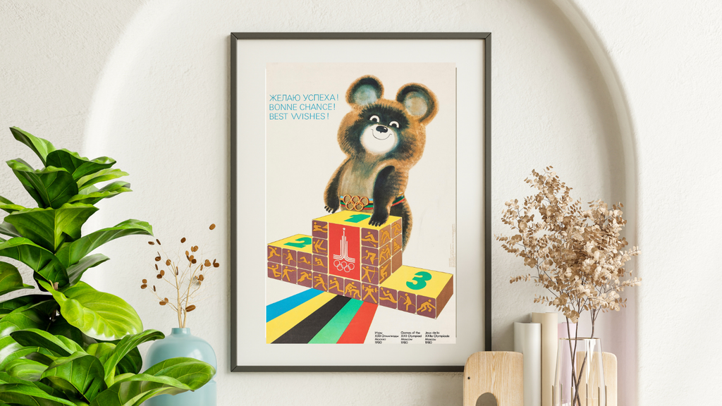 Affiche officielle des Jeux Olympiques Moscou 1980 avec Micha, mascotte emblématique. Poster vintage sportif – reproduction HQ Poster Hub Studio.