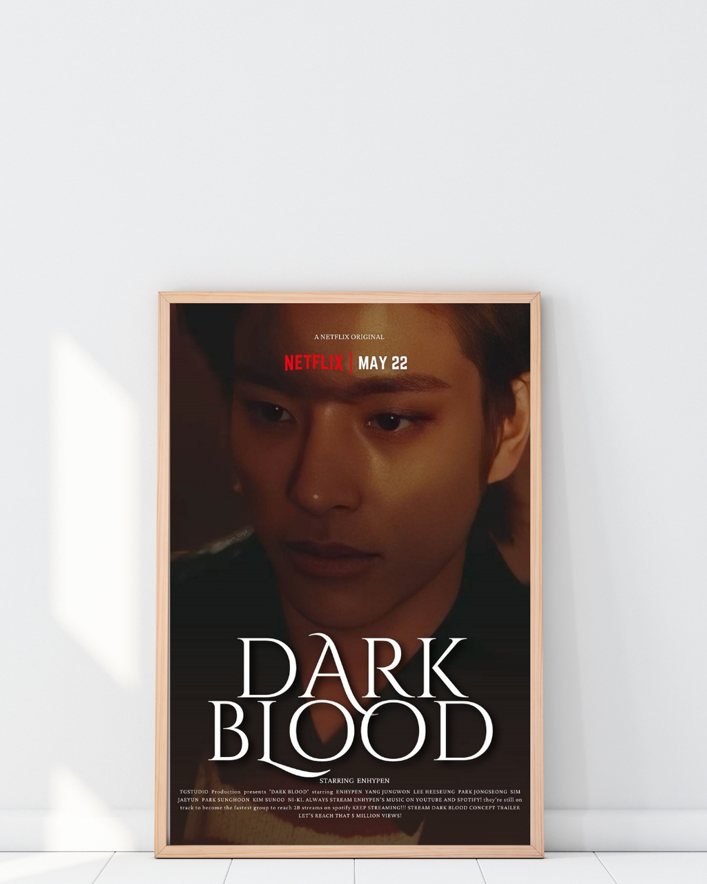 Affiche ENHYPEN Dark Blood avec portrait en lumière chaude orangée, regard sérieux et ambiance sombre, esthétique cinématographique et intime.