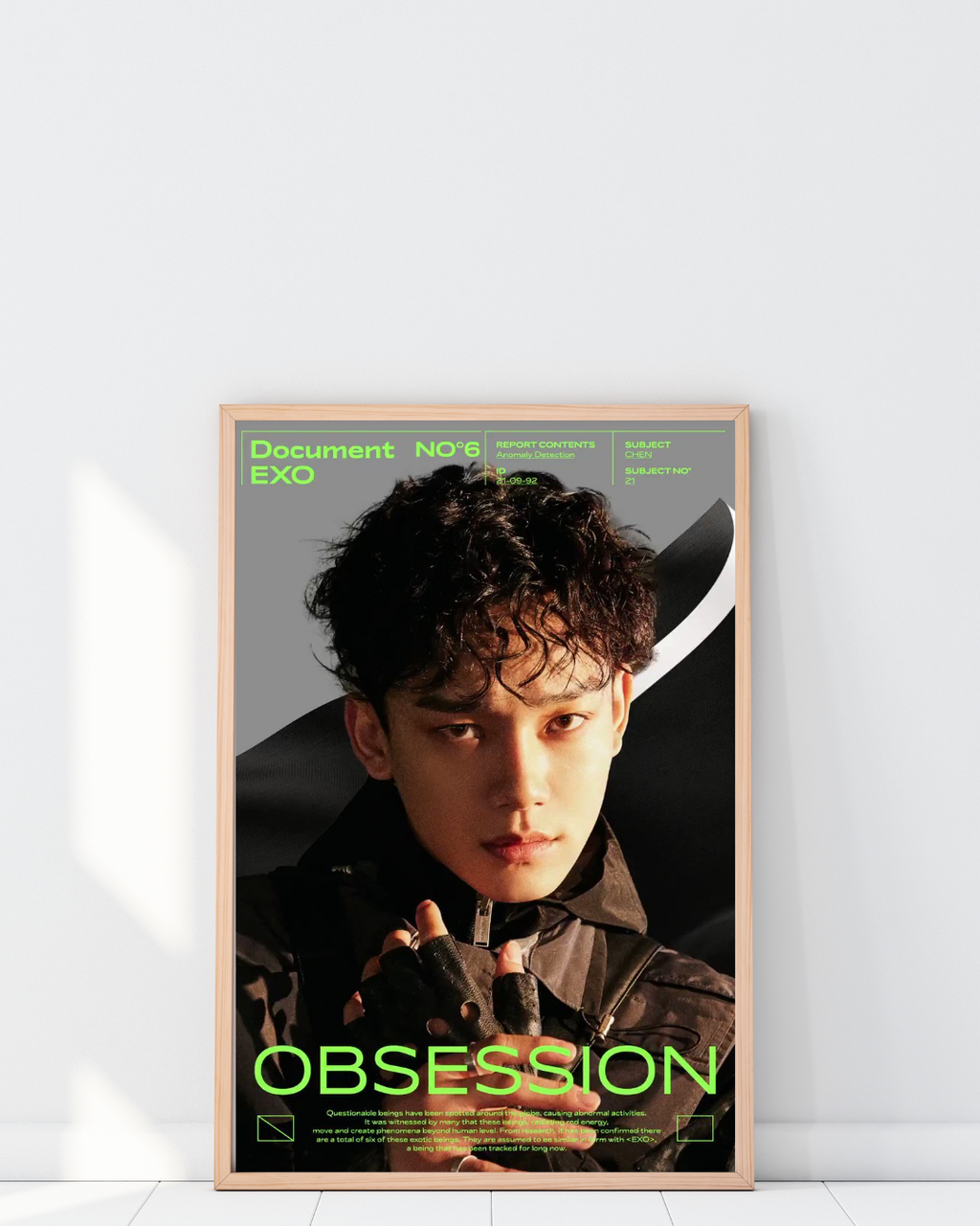 Poster EXO Obsession encadré dans un intérieur contemporain, style épuré avec touches futuristes, décoration murale K-pop à l’ambiance sombre et technologique.
