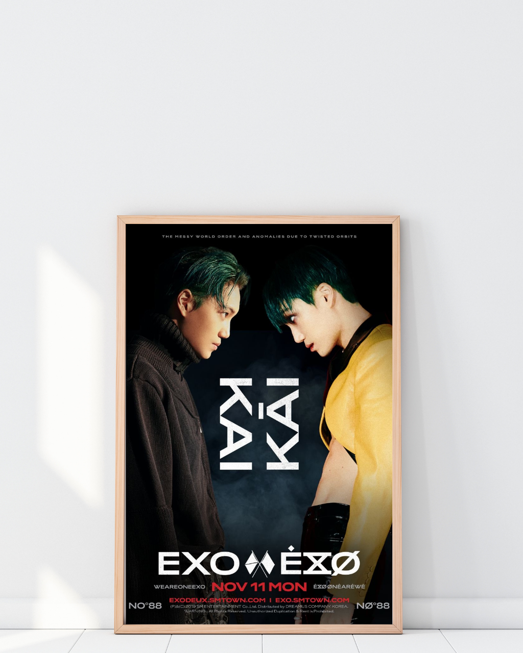Poster EXO Obsession encadré dans un intérieur contemporain, style minimaliste avec éclairage tamisé, décoration murale K-pop au concept visuel fort et artistique.
