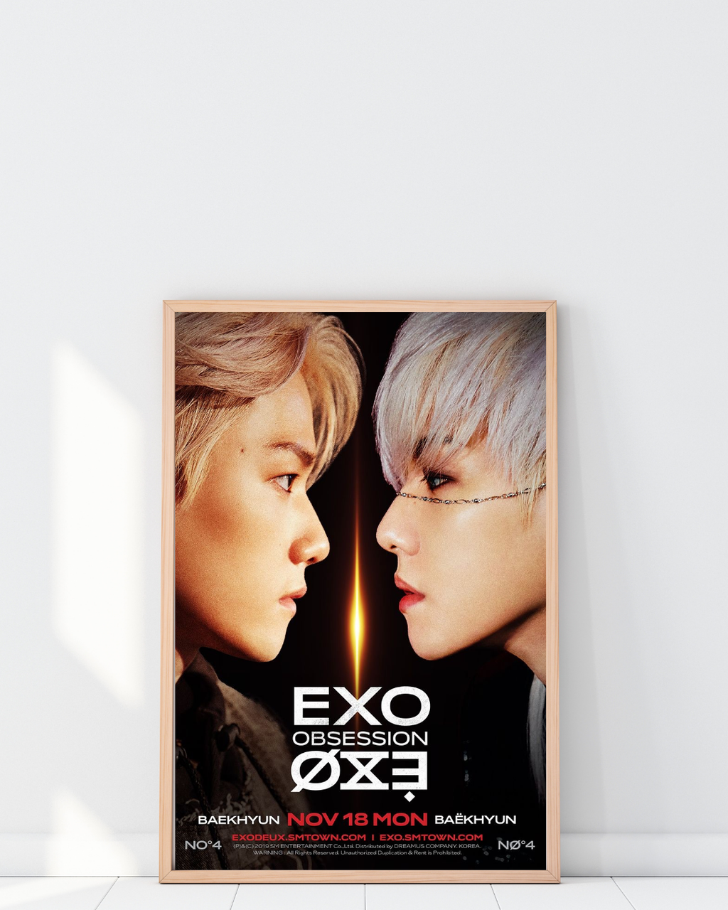 Poster EXO Obsession encadré dans un intérieur contemporain, ambiance élégante et contrastée, décoration murale moderne inspirée de l’univers K-pop.
