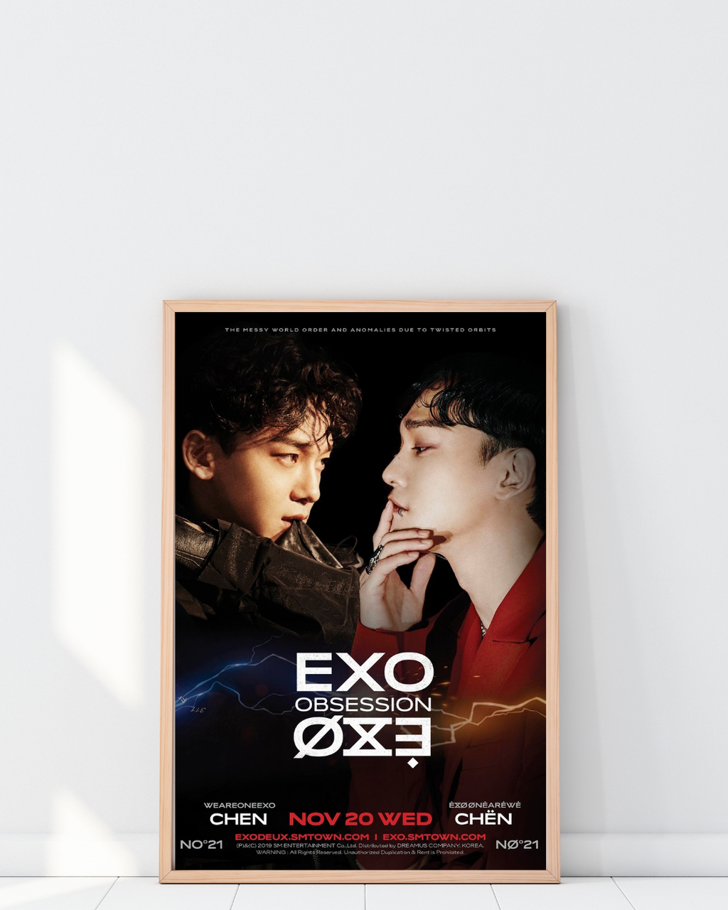 Poster EXO Obsession encadré dans un intérieur moderne, ambiance élégante avec éclairage contrasté, décoration murale K-pop au style intense et artistique.
