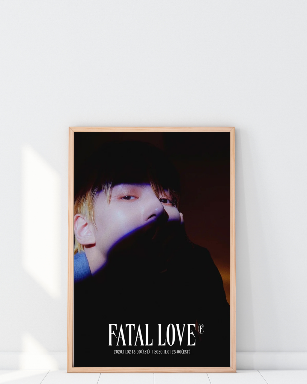 Poster Monsta X Fatal Love encadré dans un intérieur moderne avec décoration murale artistique, ambiance sombre avec éclairage contrasté, style contemporain et élégant, Poster Hub Studio.
