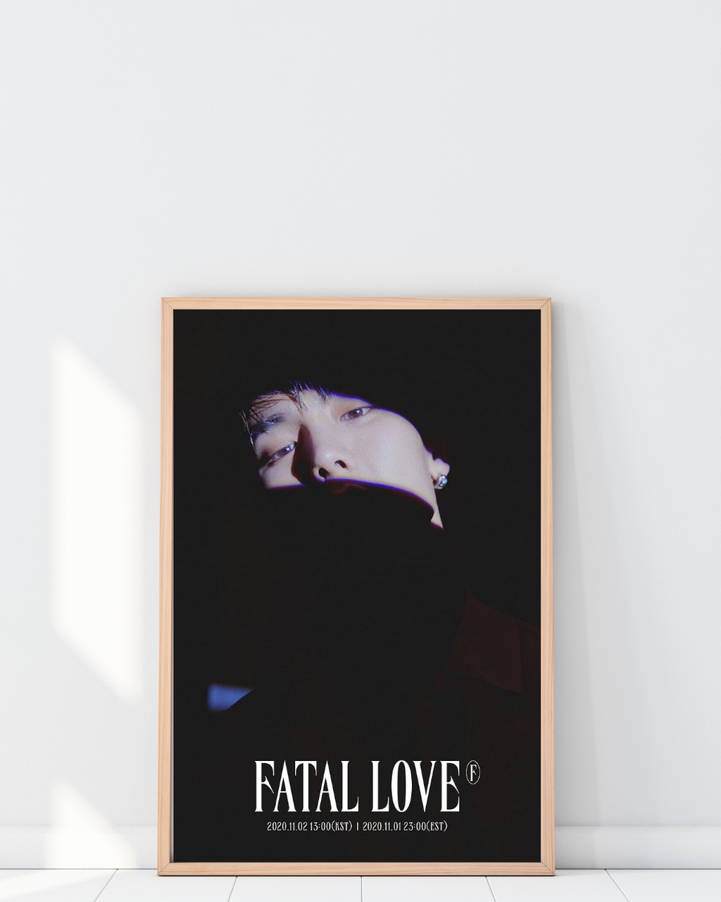 Poster Monsta X Fatal Love encadré dans un intérieur moderne avec décoration murale sombre et minimaliste, ambiance élégante avec jeux de lumière et d’ombre, style artistique contemporain, Poster Hub Studio.

