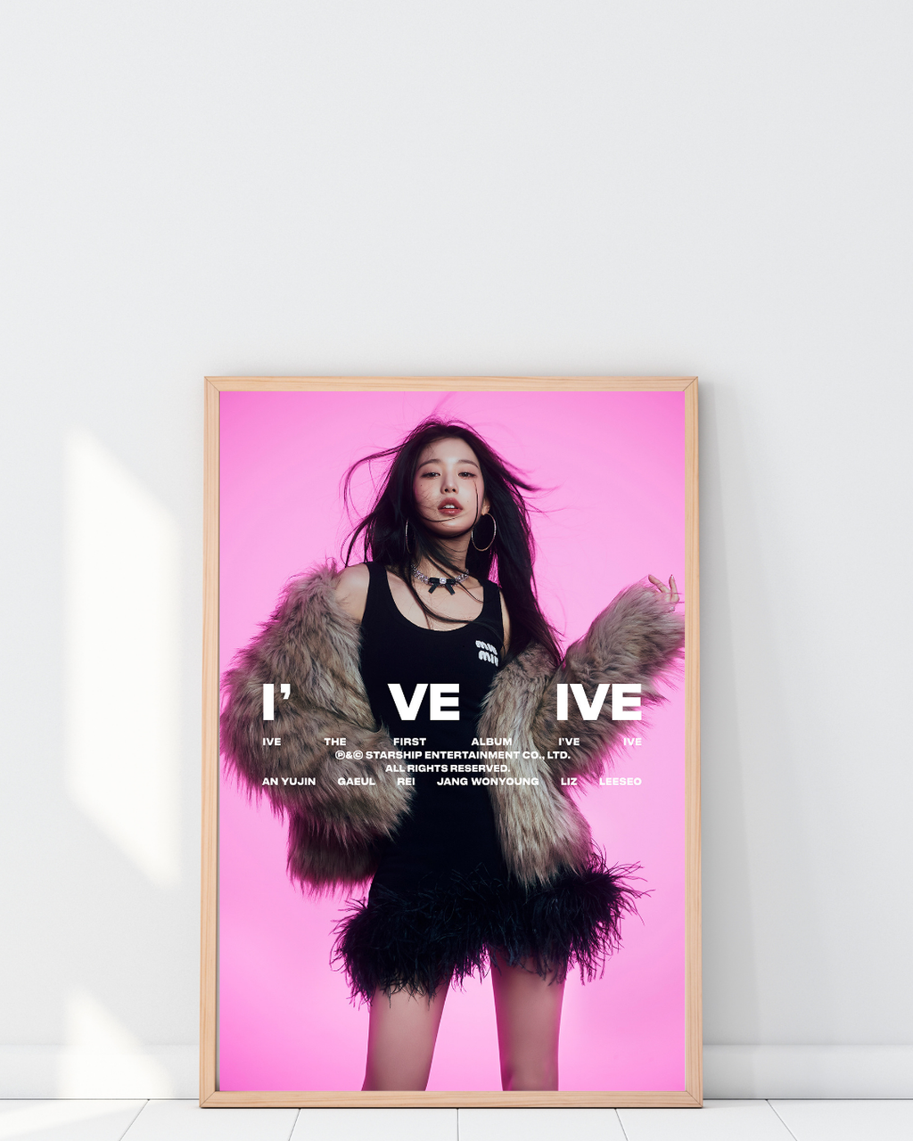 Poster IVE I’ve album encadré dans un intérieur moderne avec décoration murale élégante et tons roses, ambiance glamour et contemporaine, style mode K-pop, Poster Hub Studio.

