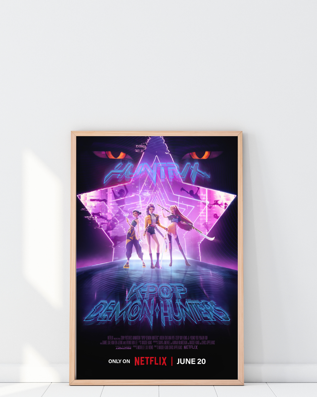 Poster Kpop Demon Hunters encadré dans un intérieur moderne avec éclairage néon et décoration murale futuriste, ambiance cyberpunk et artistique, style pop contemporain, Poster Hub Studio.

