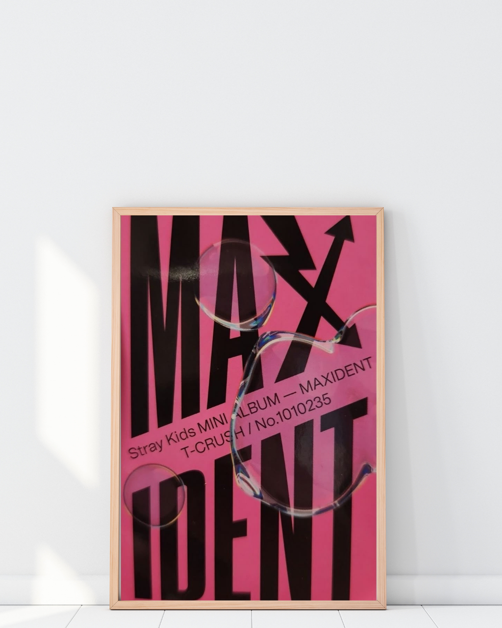 Poster Stray Kids Maxident encadré dans un intérieur moderne avec décoration murale pop et minimaliste, couleurs roses vibrantes et design typographique audacieux, Poster Hub Studio.
