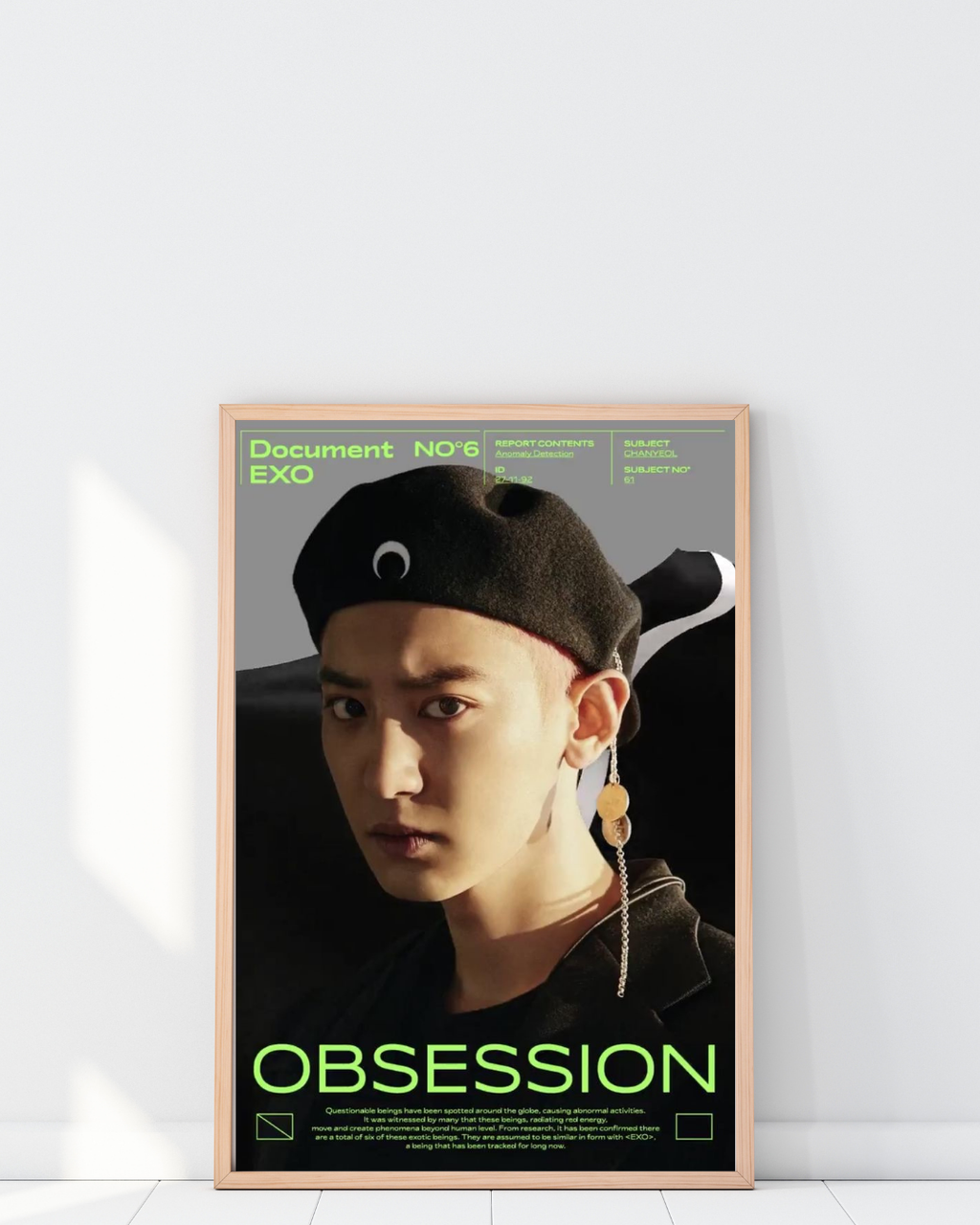 Poster EXO Obsession encadré dans un intérieur moderne avec décoration minimaliste et touches néon vert, ambiance élégante et futuriste, style K-pop contemporain, Poster Hub Studio.
