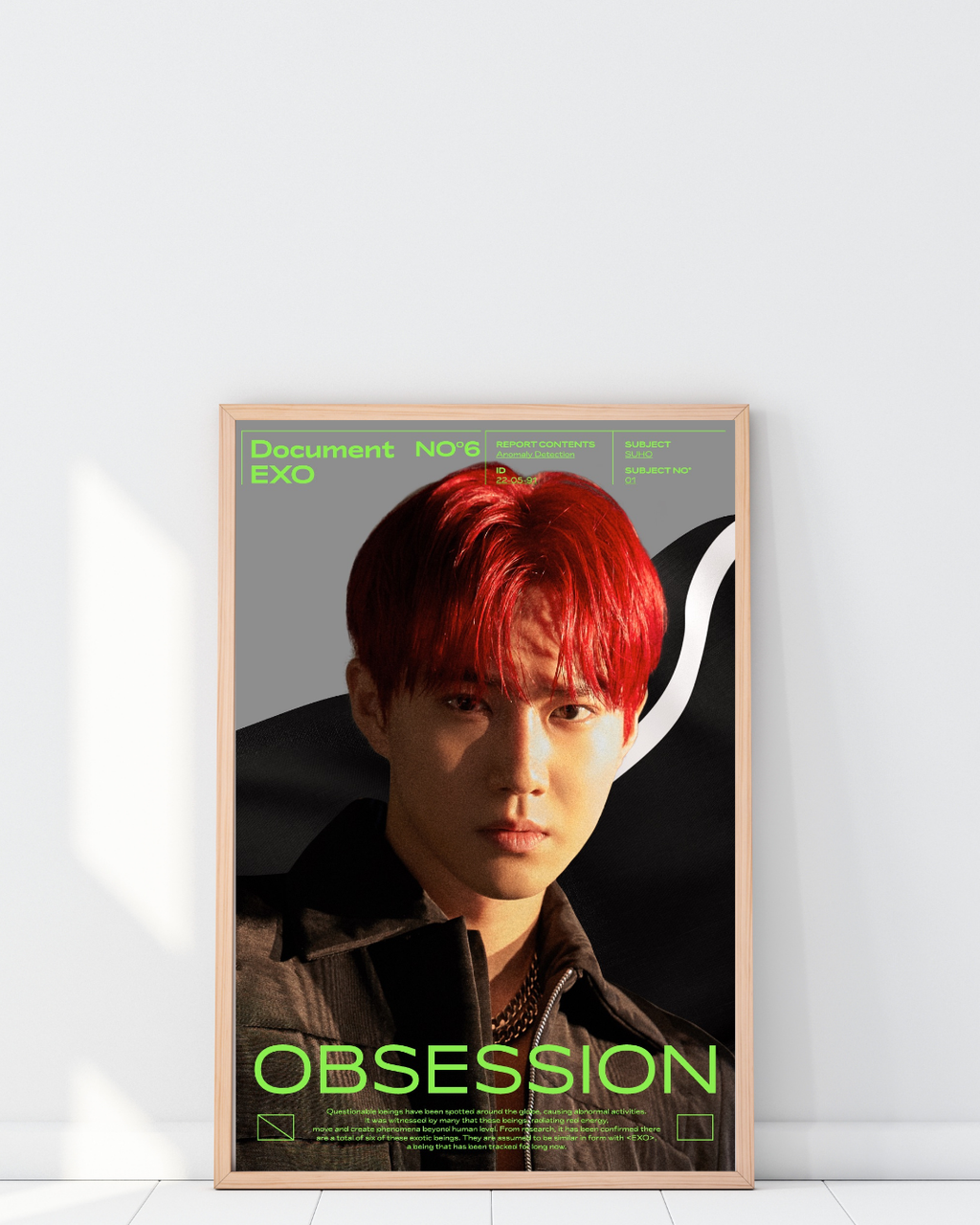 Poster EXO Obsession encadré dans un intérieur moderne avec décoration minimaliste et accents néon vert, ambiance élégante et futuriste, style K-pop contemporain, Poster Hub Studio.
