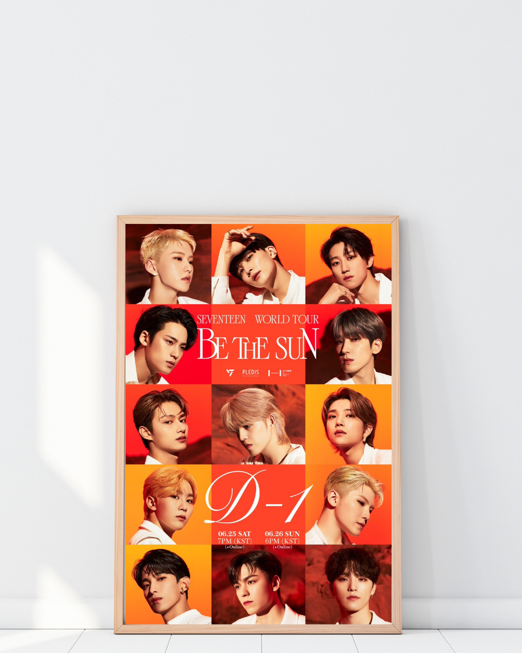 Affiche Seventeen World Tour Be The Sun D-1 Séoul 2022 encadrée sur mur – décoration murale K-Pop orange rouge collector | Poster Hub Studio

