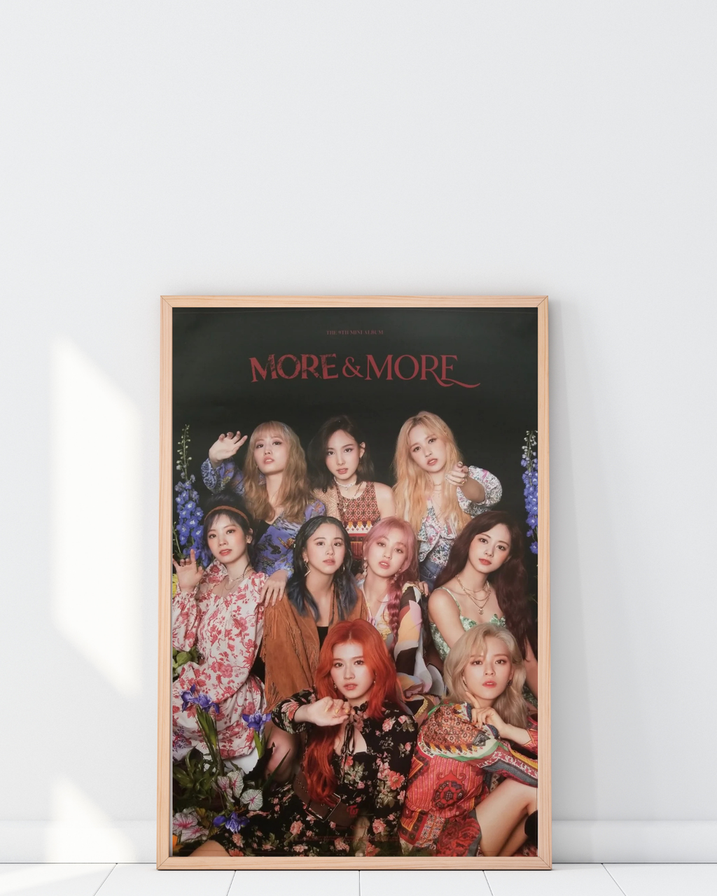 Affiche TWICE More & More 9ème mini album 2020 encadrée sur mur – décoration murale K-Pop bohème floral collector | Poster Hub Studio
