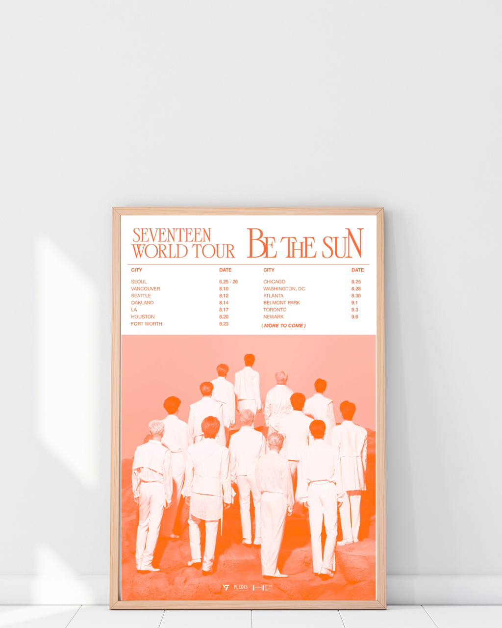 Poster SEVENTEEN Be The Sun encadré dans un salon moderne lumineux, décoration murale K-pop élégante avec tons orange minimalistes, ambiance contemporaine et design, Poster Hub Studio.
