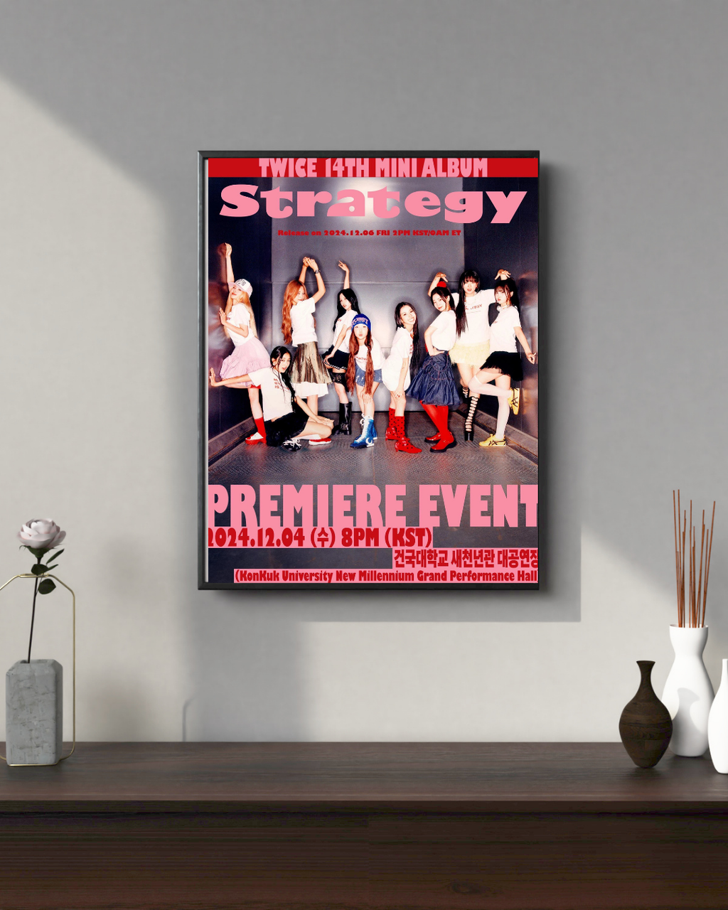 Affiche TWICE – Strategy 14ème mini album Premiere Event Séoul 4 décembre 2024 – photo officielle 9 membres tenues colorées K-Pop collector | Poster Hub Studio
