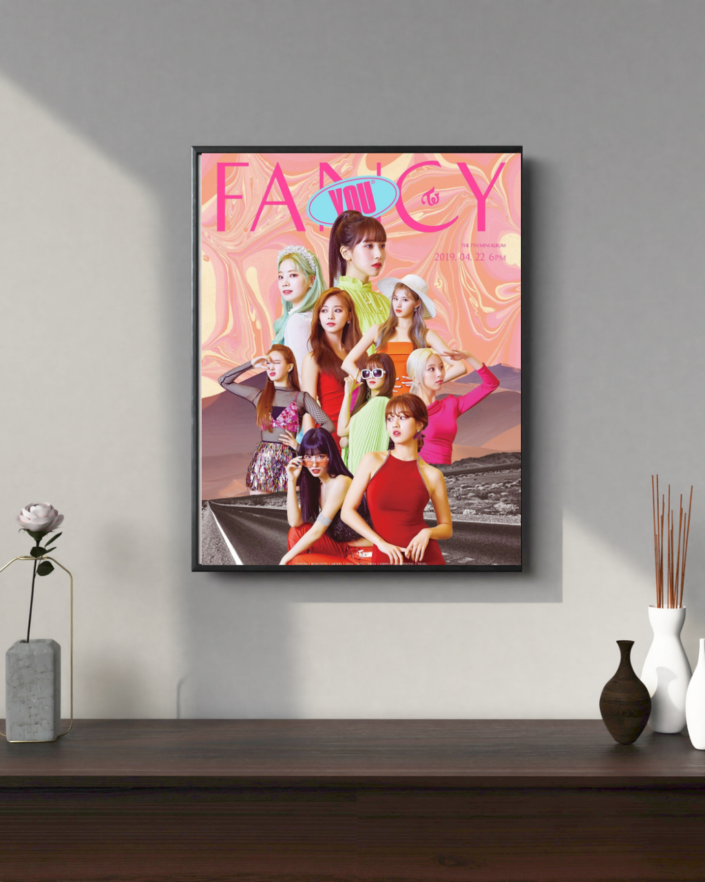 Affiche TWICE Fancy You 7ème mini album 2019 encadrée sur mur – décoration murale K-Pop rose psychédélique collector | Poster Hub Studio
