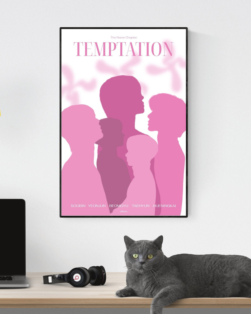 Affiche TXT Tomorrow X Together Temptation encadrée sur mur – décoration murale K-Pop rose pastel collector | Poster Hub Studio