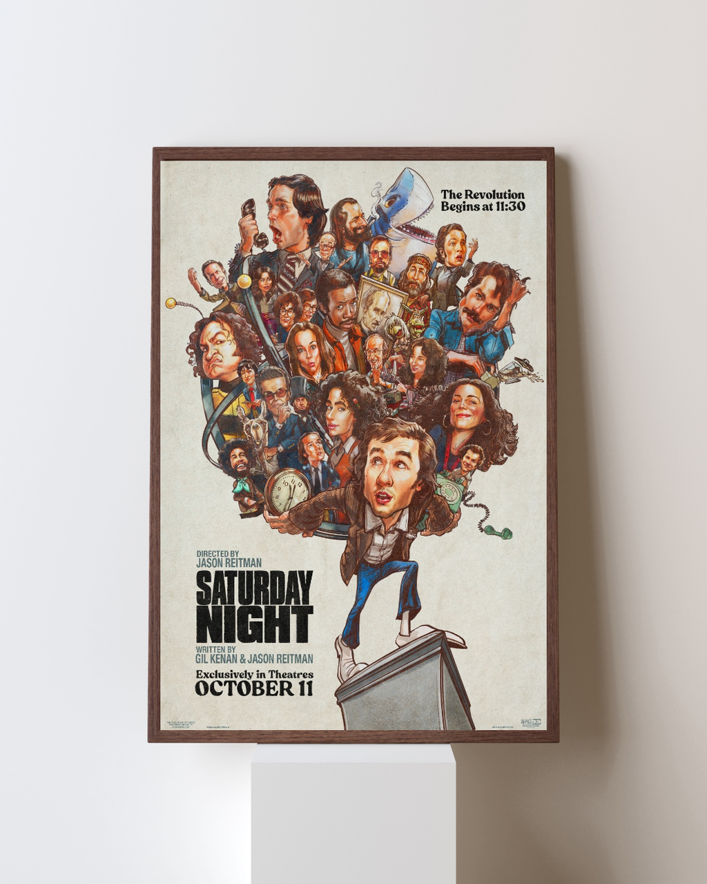 Affiche encadrée du film Saturday Night avec illustration rétro de plusieurs personnages comiques, accrochée dans un intérieur moderne, inspirée d’un film avec Gabriel LaBelle et un casting ensemble.

