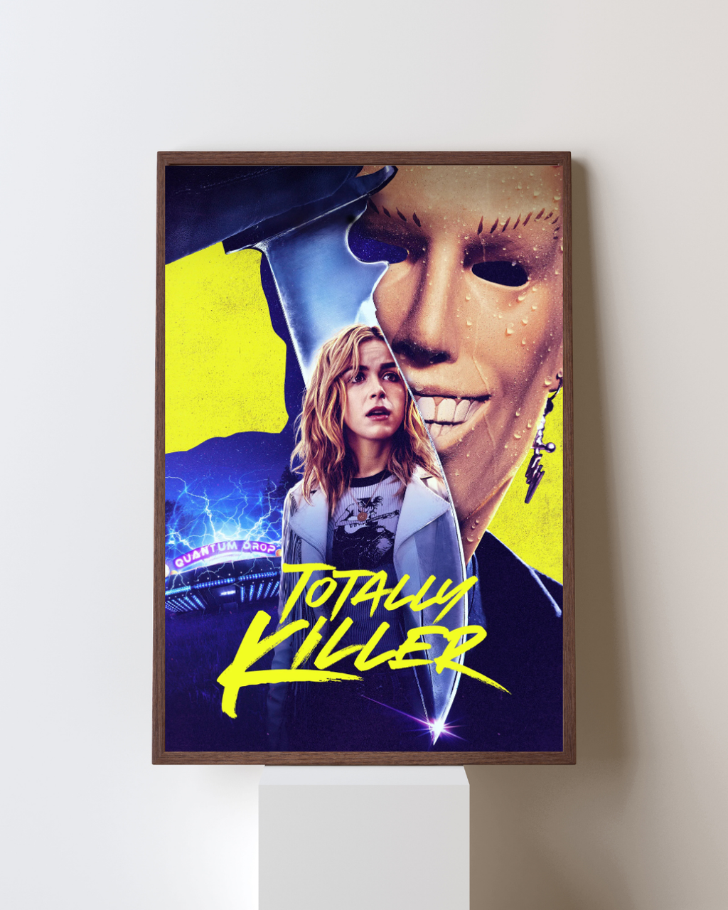 Affiche du film Totally Killer avec une adolescente face à un tueur masqué, éclairage néon et ambiance rétro, mettant en scène Kiernan Shipka dans un style slasher moderne.