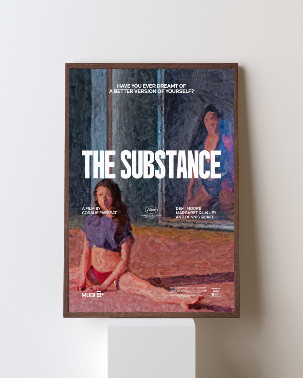 Affiche encadrée du film The Substance avec illustration peinte d’une femme et son reflet dans un miroir, accrochée dans un intérieur moderne, inspirée du cinéma d’auteur avec Demi Moore et Margaret Qualley.
