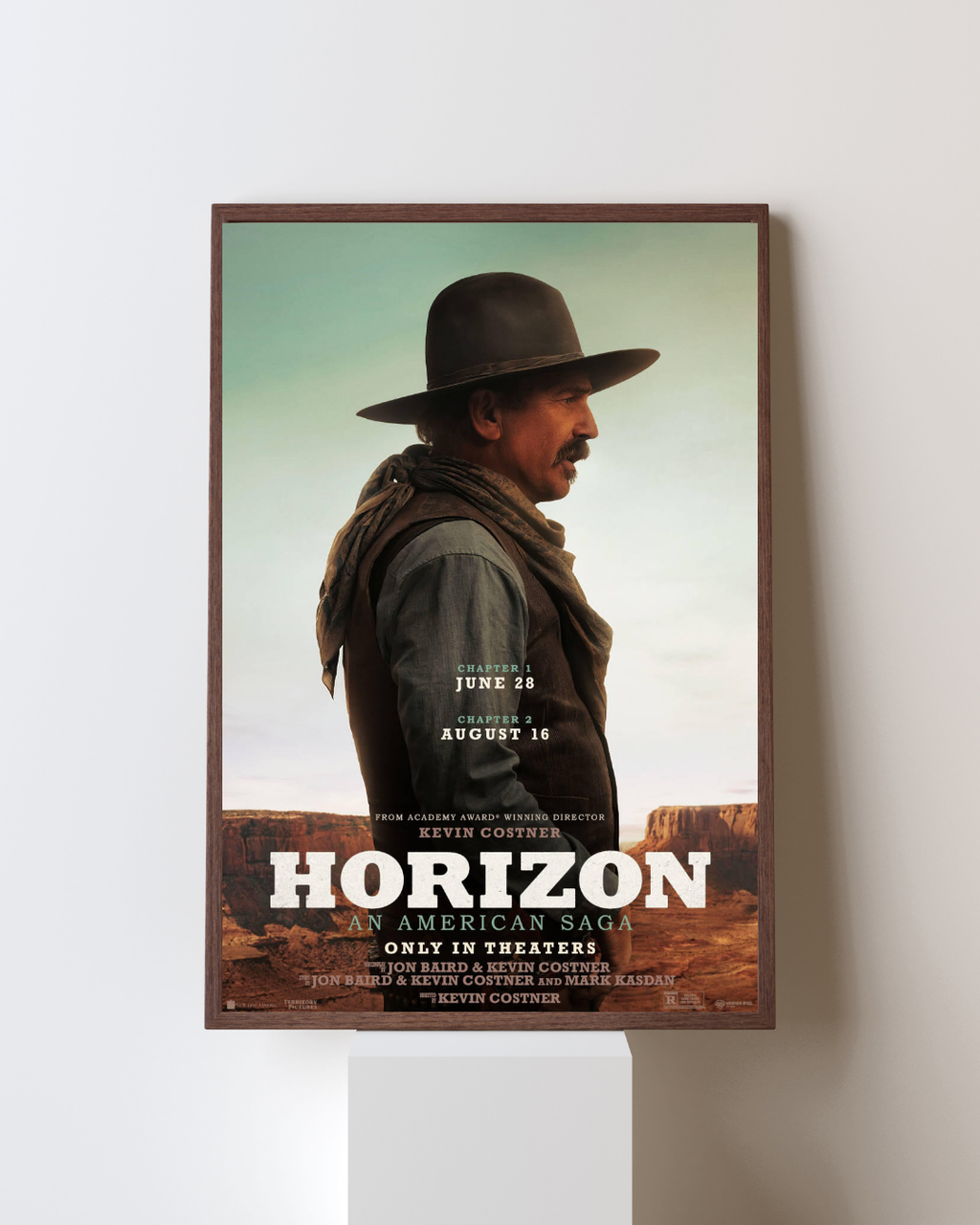 Affiche encadrée du film Horizon An American Saga représentant Kevin Costner en cowboy dans un décor de canyon, accrochée dans un intérieur moderne, style western.
