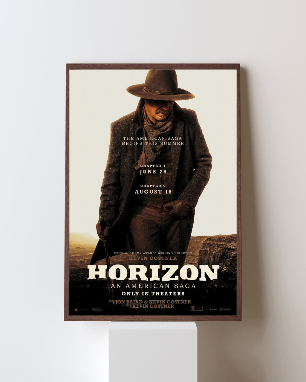 Affiche encadrée du film Horizon An American Saga représentant Kevin Costner en cowboy dans un décor de canyon, accrochée dans un intérieur moderne, style western cinématographique.
