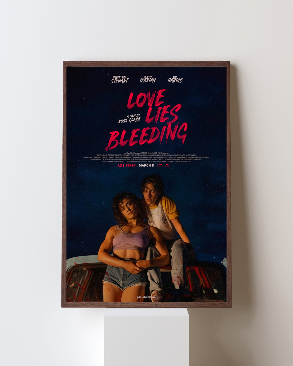 Affiche du film Love Lies Bleeding avec deux femmes assises sur une voiture sous un ciel nocturne, ambiance sombre et intense, avec Kristen Stewart, style thriller romantique A24.
