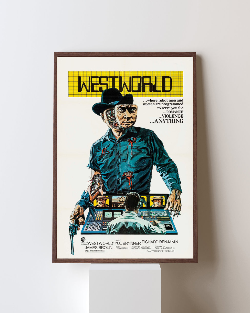 Affiche encadrée du film Westworld représentant un androïde cowboy avec des éléments mécaniques visibles, accrochée dans un intérieur moderne, style science-fiction rétro.
