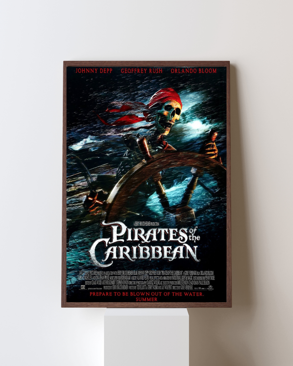 Affiche encadrée du film Pirates des Caraïbes représentant un pirate squelette naviguant dans une tempête, accrochée dans un intérieur moderne, style aventure épique.
