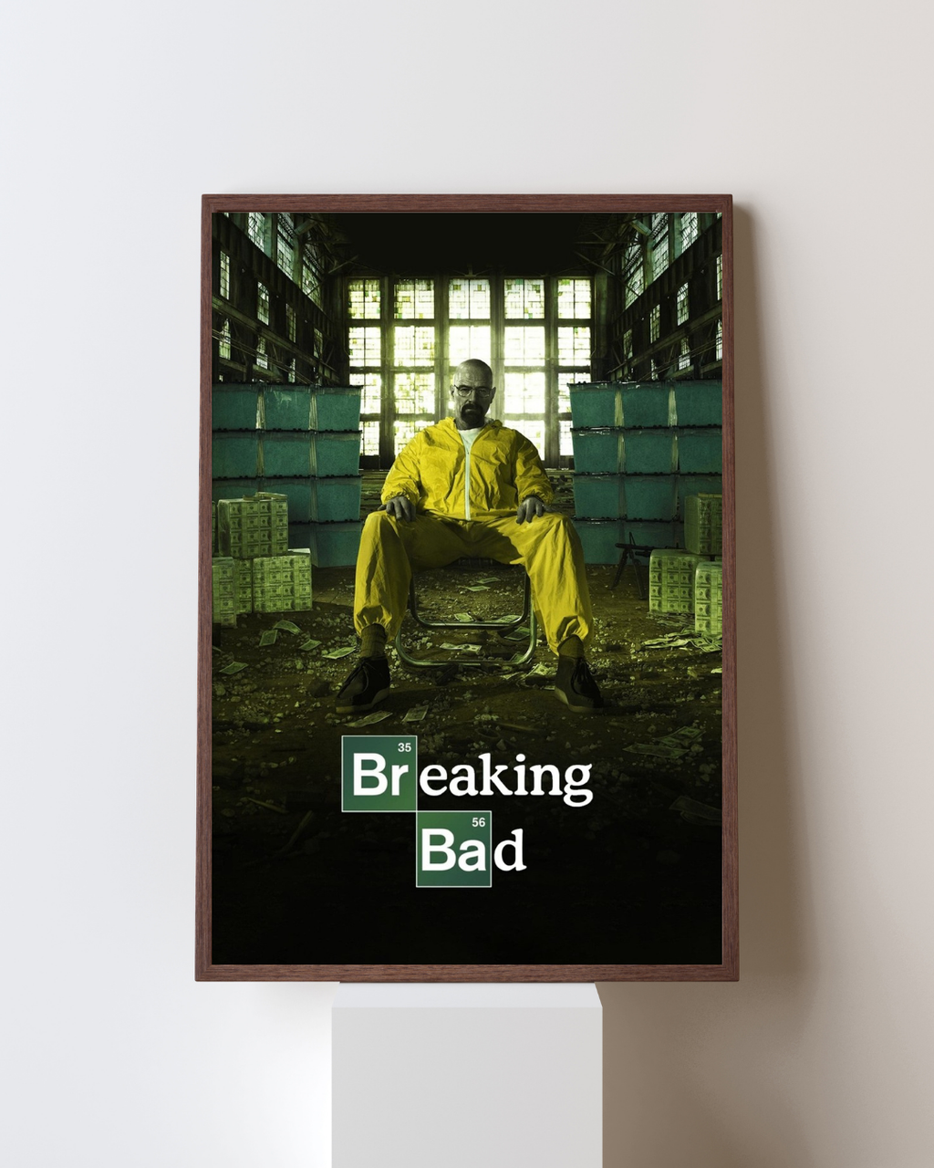 Affiche encadrée de la série Breaking Bad représentant Walter White en tenue jaune dans un décor industriel, accrochée dans un intérieur moderne, style série culte dramatique.
