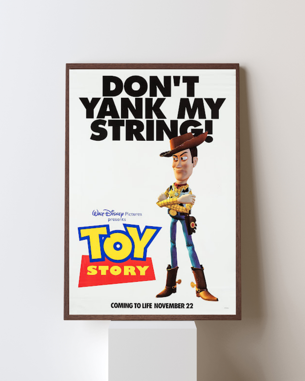 Affiche encadrée Toy Story avec Woody et typographie humoristique, idéale pour une décoration joyeuse dans une chambre ou un salon.
