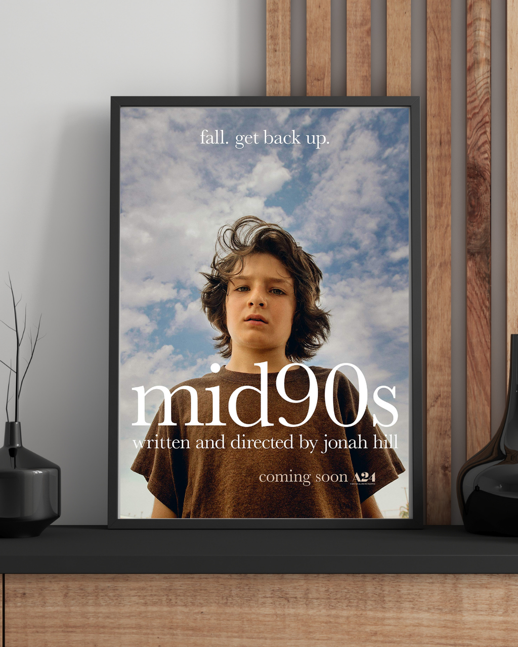Affiche encadrée du film Mid90s montrant un adolescent sous un ciel nuageux dans une ambiance rétro, accrochée dans un intérieur moderne, inspirée du cinéma indépendant A24.
