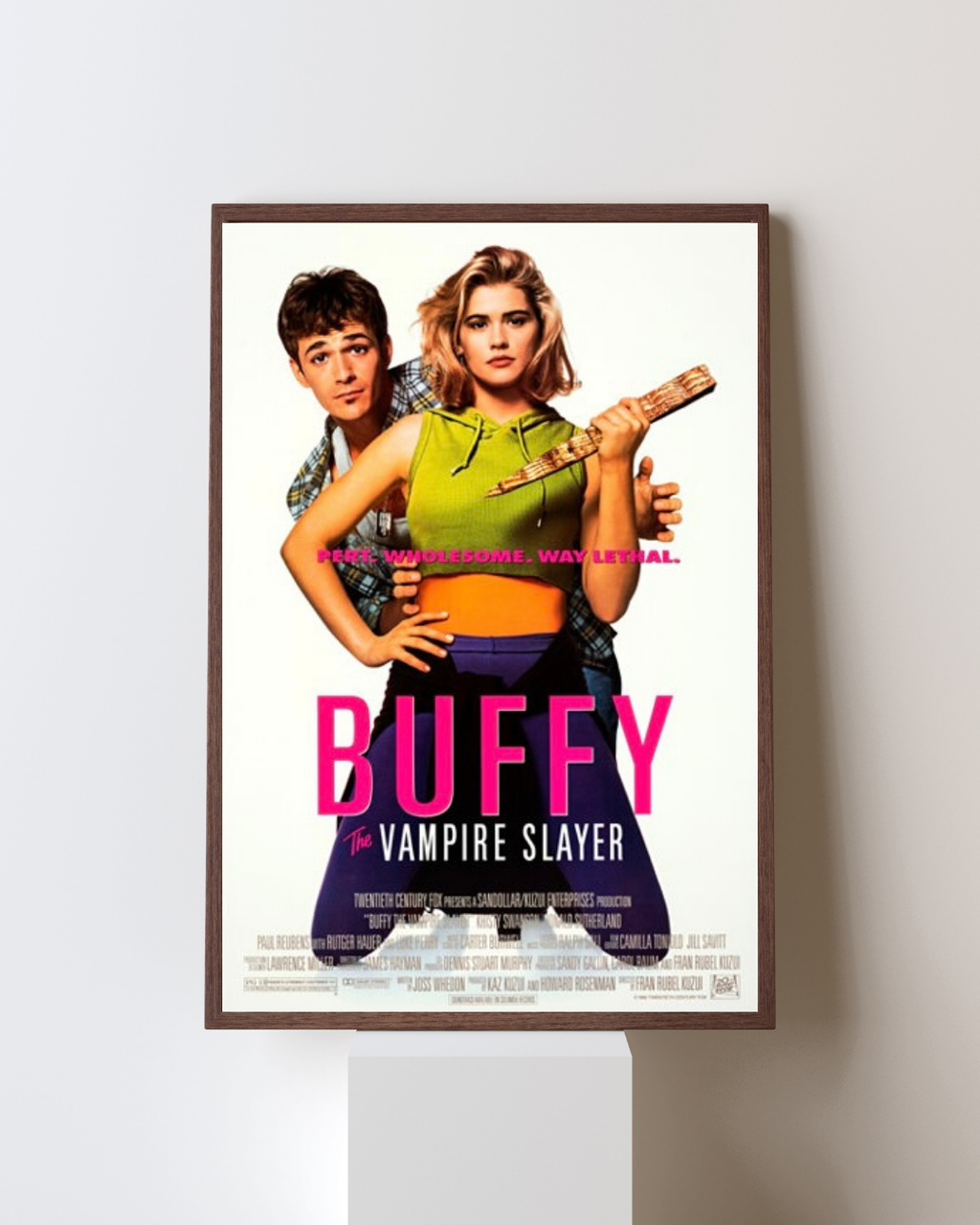 BUFFY THE VAMPIRE SLAYER – FILM DE FRAN RUBEL KUZUI (1992) – KRISTY SWANSON – AFFICHE CINÉMA ANNÉES 90 – COMÉDIE HORREUR – REPRODUCTION – POSTER HUB STUDIO – HQ