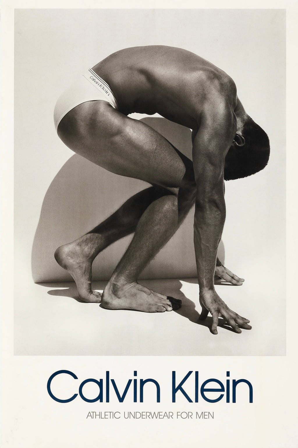 
Affiche publicitaire Calvin Klein années 90. Photographie iconique noir et blanc mode homme. Reproduction HQ – Poster Hub Studio.