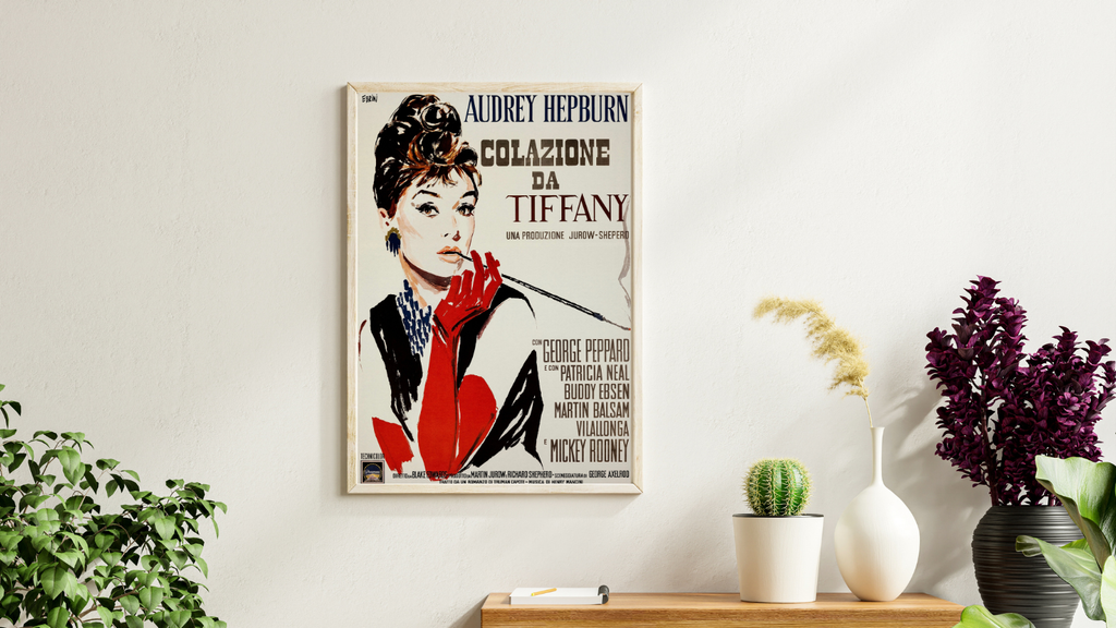 Affiche du film Colazione da Tiffany (1961) avec Audrey Hepburn. Comédie romantique culte. Reproduction HQ – Poster Hub Studio.