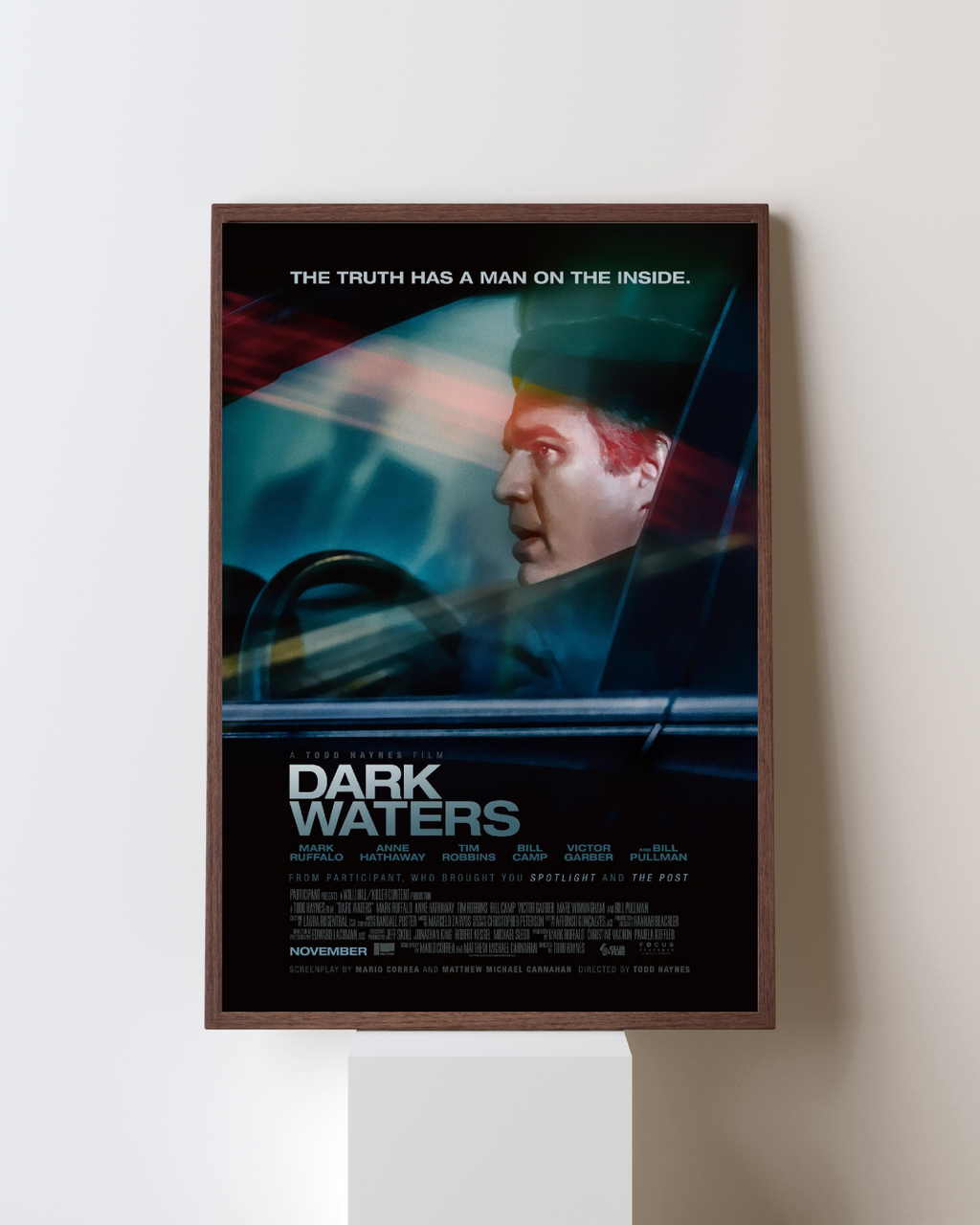 Affiche du film Dark Waters (2019) avec Mark Ruffalo et Anne Hathaway. Drame inspiré de faits réels. Reproduction HQ – Poster Hub Studio