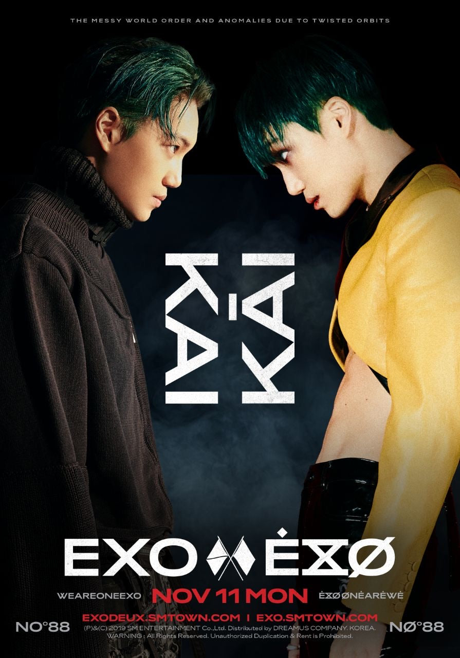 Affiche EXO Obsession représentant deux membres se faisant face dans une posture tendue, ambiance sombre avec contraste entre tenues et éclairage dramatique.
