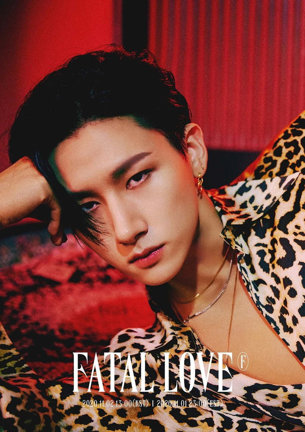 Affiche Monsta X Fatal Love avec portrait d’un membre portant une tenue à motif léopard, éclairage rouge intense et ambiance élégante, style visuel glamour et dramatique K-pop.
