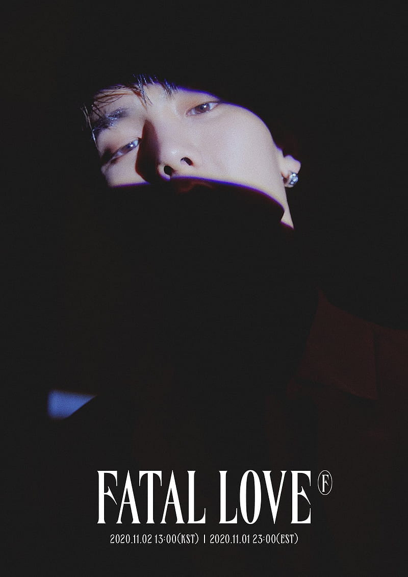 Affiche Monsta X Fatal Love avec portrait partiellement caché dans l’ombre, éclairage dramatique mettant en valeur le regard et les traits du visage, ambiance sombre et cinématographique, esthétique K-pop moderne, Poster Hub Studio.
