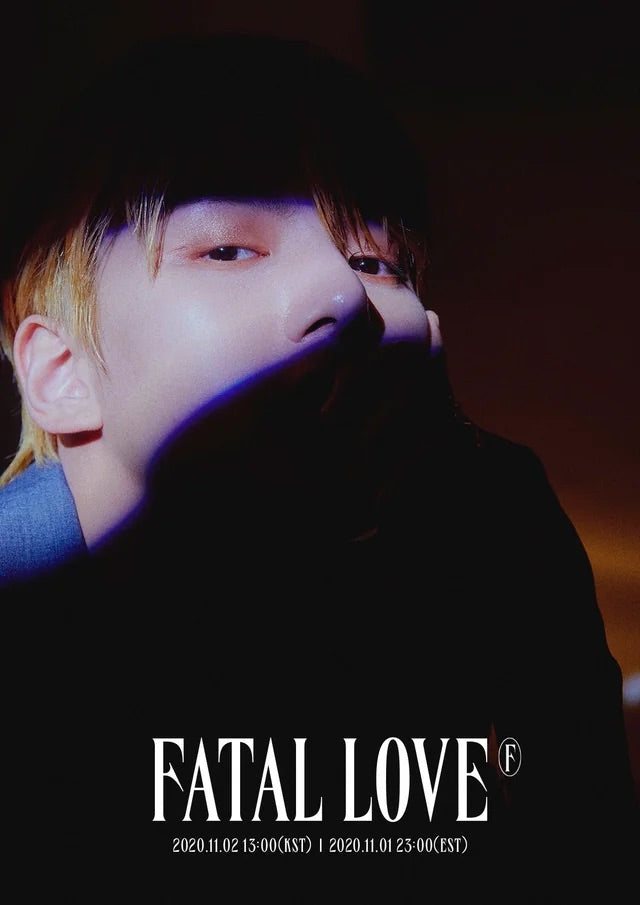 Affiche Monsta X Fatal Love avec portrait d’un membre éclairé par une lumière contrastée sur fond sombre, jeu d’ombres marquées et ambiance intense, esthétique cinématographique K-pop, Poster Hub Studio.
