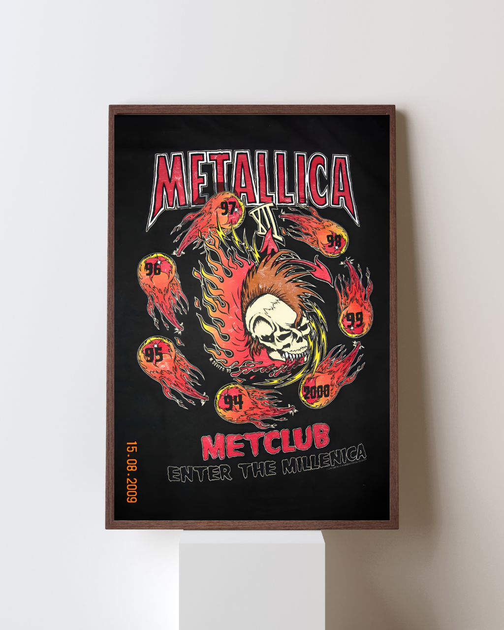 Cadre Affiche représentant Metallica avec le visuel MetClub "Enter the Millenica".
Le design met en scène un crâne entouré de flammes et de météorites indiquant différentes années.
L’ensemble évoque l’énergie, l’évolution du groupe et l’univers graphique du heavy metal.
