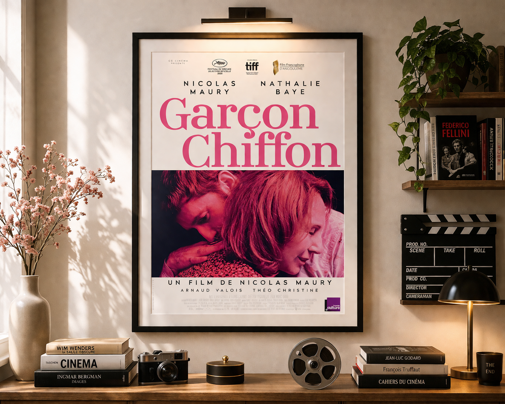 Affiche du film Garçon Chiffon (2020) de Nicolas Maury avec Nathalie Baye. Un drame touchant et moderne. Reproduction haute qualité – Poster Hub.