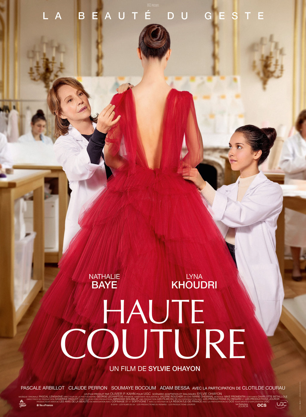Affiche du film Haute Couture (2021) avec Nathalie Baye. Un drame élégant autour de la mode et du savoir-faire. Reproduction haute qualité – Poster Hub.