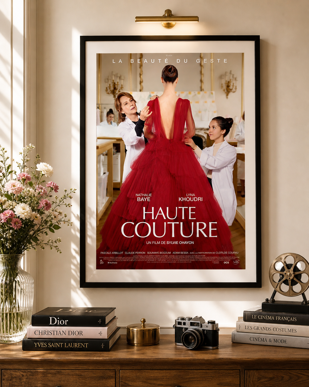 Affiche du film Haute Couture (2021) avec Nathalie Baye. Un drame élégant autour de la mode et du savoir-faire. Reproduction haute qualité – Poster Hub.