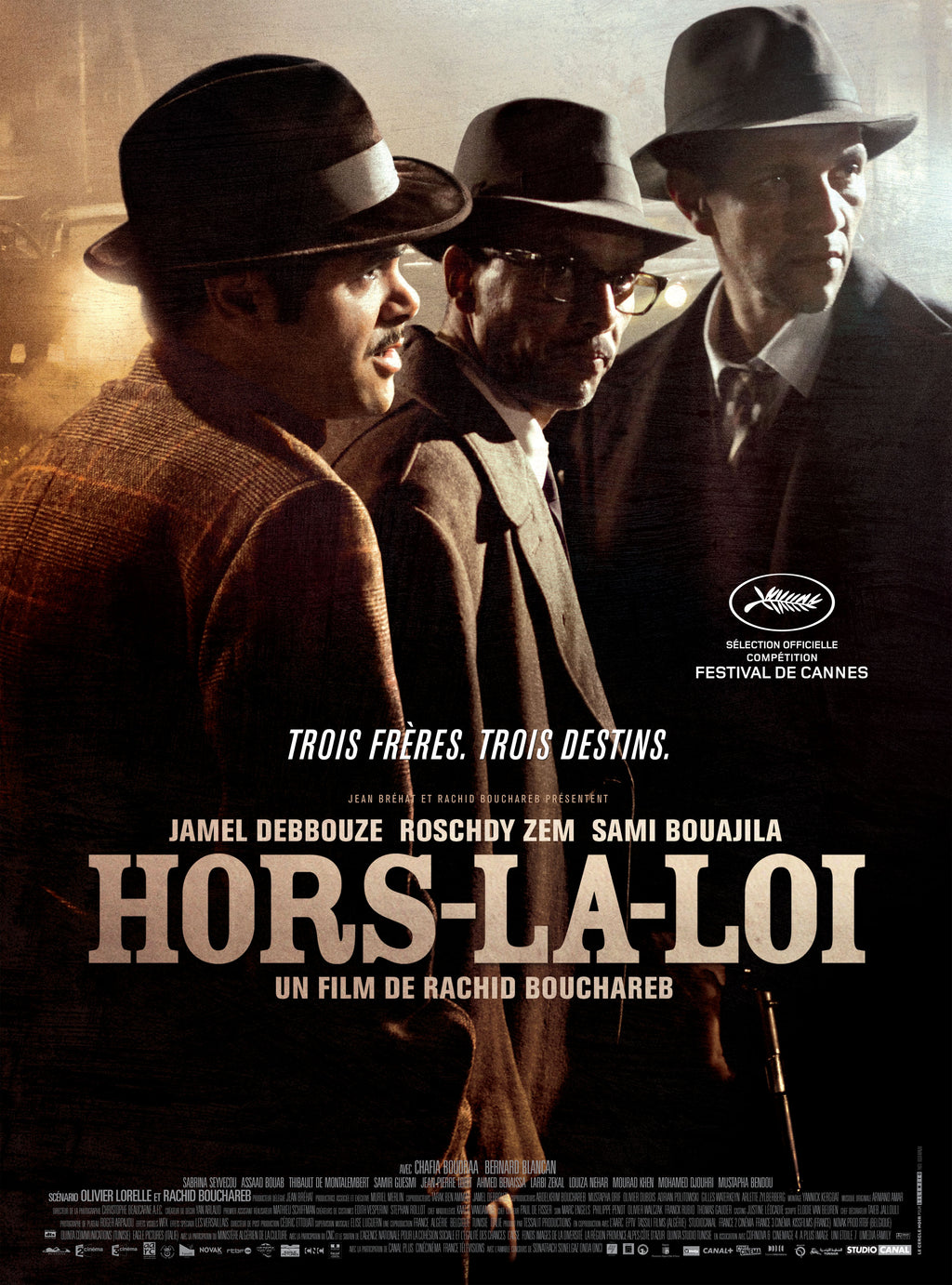 Affiche du film Hors-la-loi (2010) de Rachid Bouchareb avec Jamel Debbouze et Roschdy Zem. Fresque historique puissante. Reproduction HQ.
