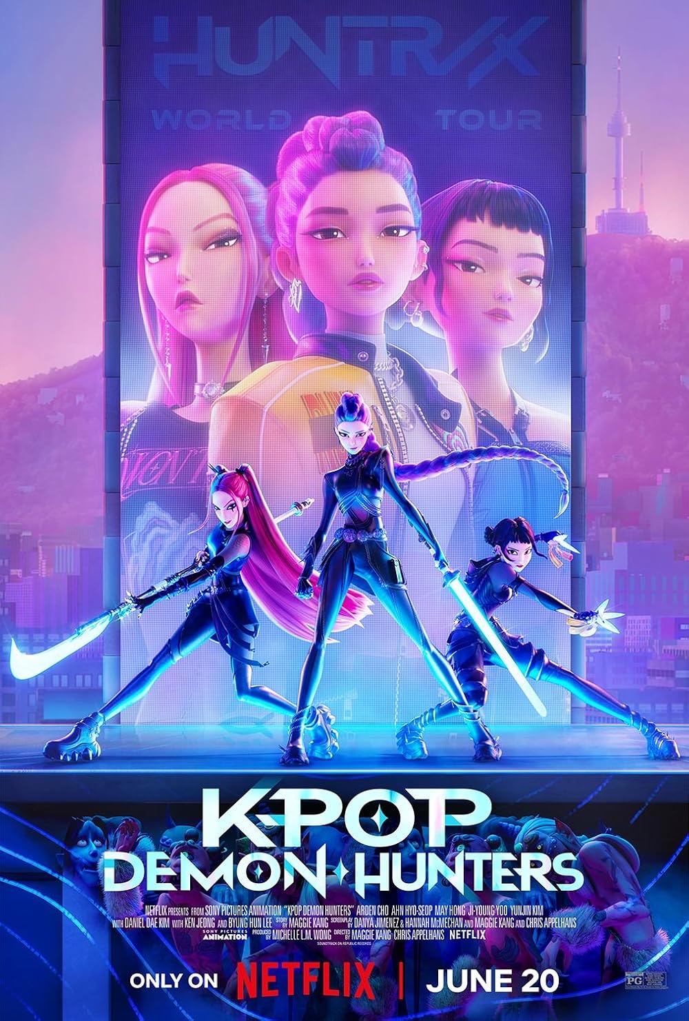 Affiche Kpop Demon Hunters avec trois héroïnes en tenue futuriste posant avec des armes lumineuses devant une scène et un écran géant style concert Huntrix World Tour, ambiance néon rose et bleu, esthétique cyberpunk K-pop, Poster Hub Studio.
