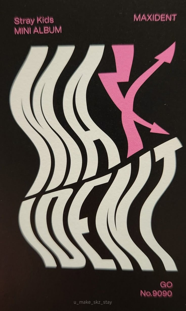 Affiche Stray Kids Maxident avec design typographique ondulé blanc sur fond noir et flèche rose stylisée, style graphique abstrait et moderne, esthétique K-pop minimaliste et audacieuse, Poster Hub Studio.
