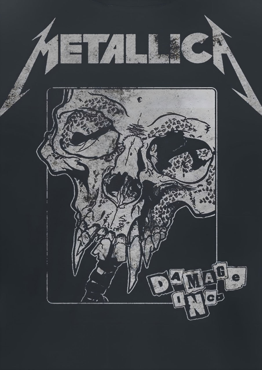 Affiche Metallica Damage Inc avec crâne stylisé noir et blanc sur fond sombre, style poster rock metal vintage