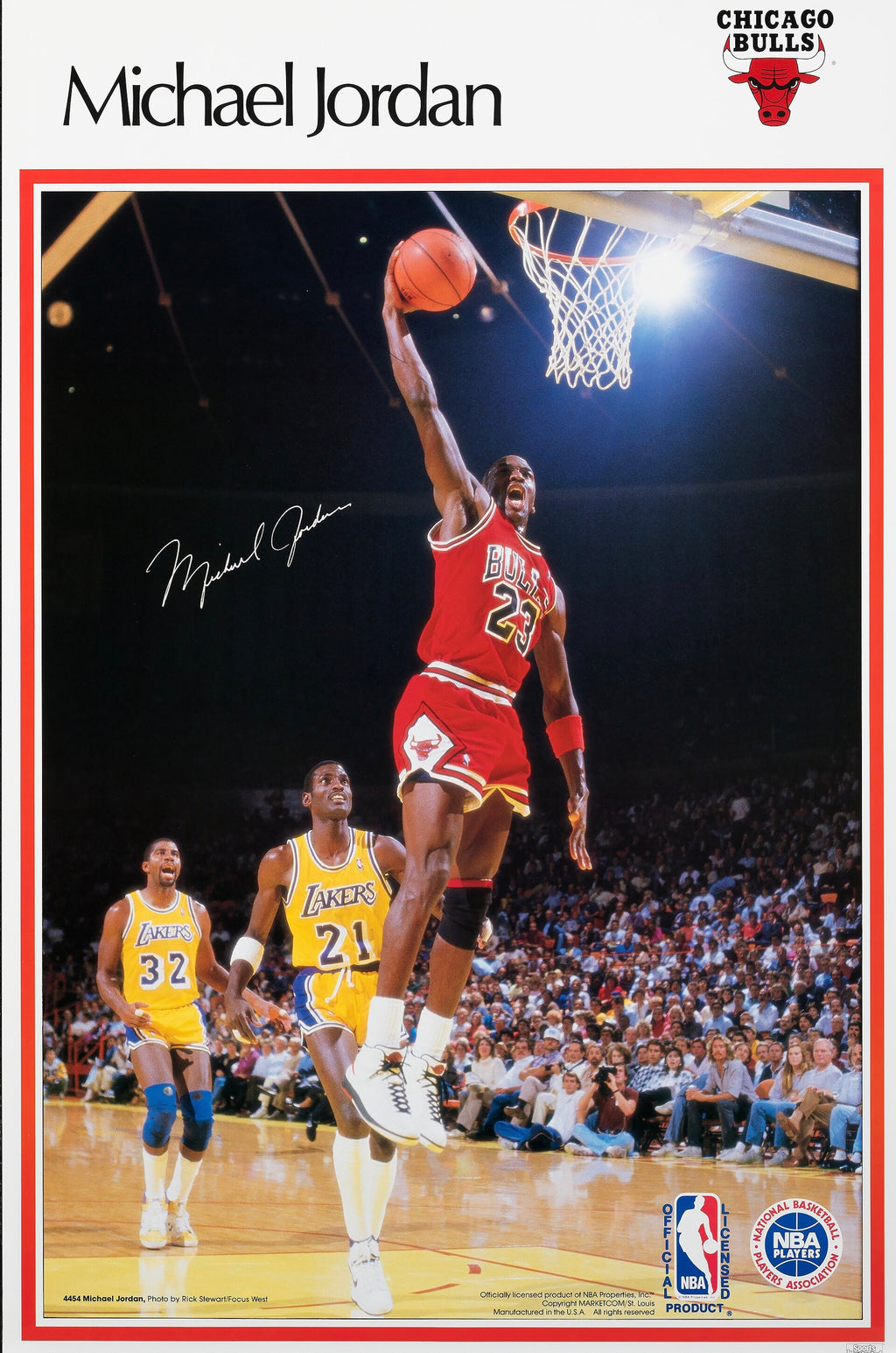Affiche iconique de Michael Jordan avec les Chicago Bulls. Dunk légendaire NBA. Poster sport vintage reproduction haute qualité.