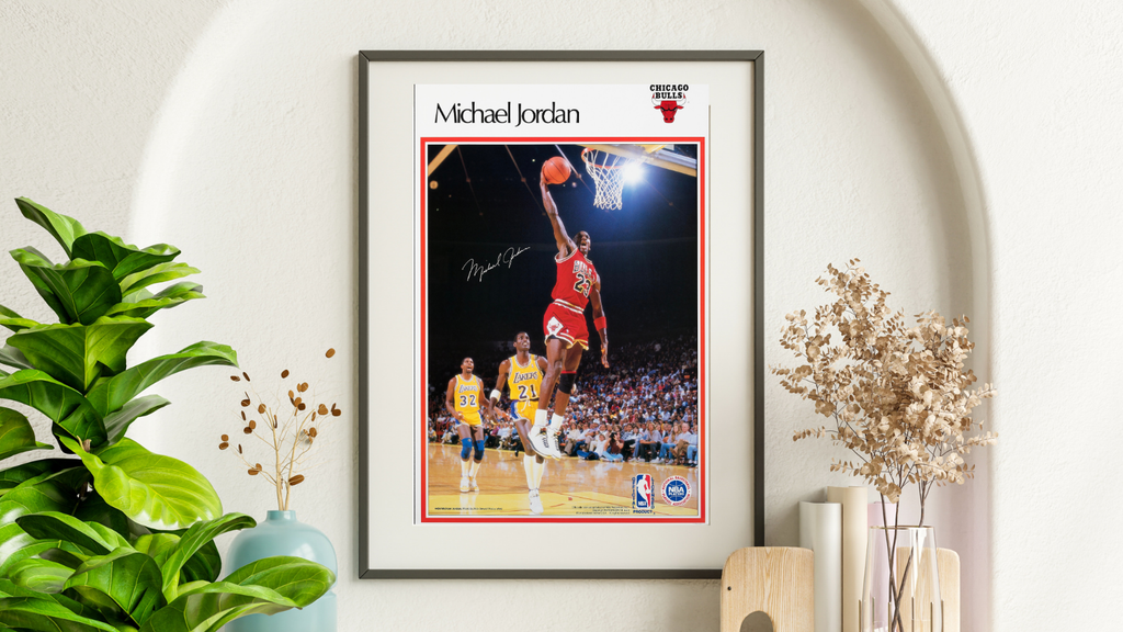 Affiche iconique de Michael Jordan avec les Chicago Bulls. Dunk légendaire NBA. Poster sport vintage reproduction haute qualité.